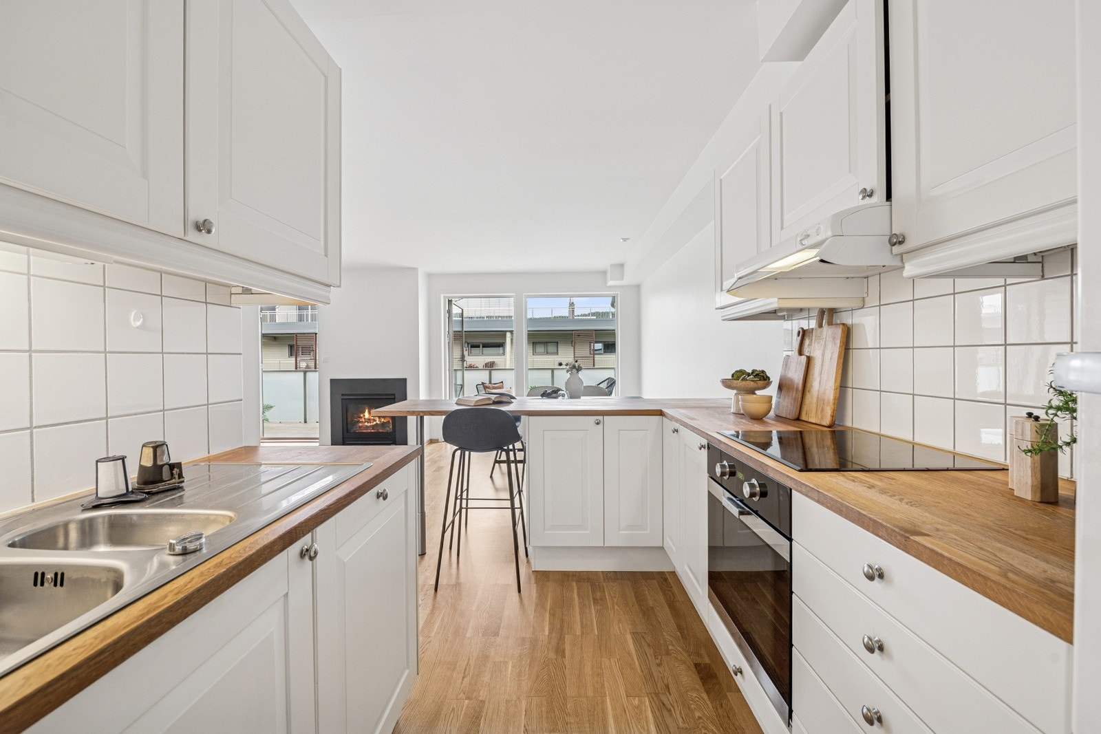 Kjøkkenet har en praktisk utforming med rikelig benke- og skapplass, som gjør matlagingen både enkel og effektiv. Galleribilde