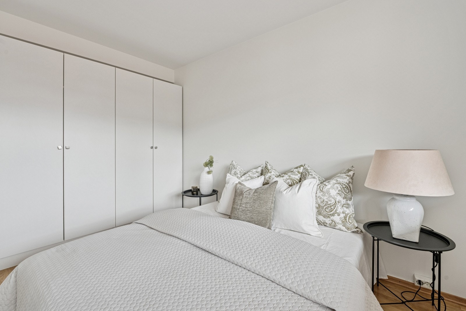 Hovedsoverommet har en praktisk og plassbesparende garderobeløsning - perfekt for å holde orden i hverdagen. Galleribilde