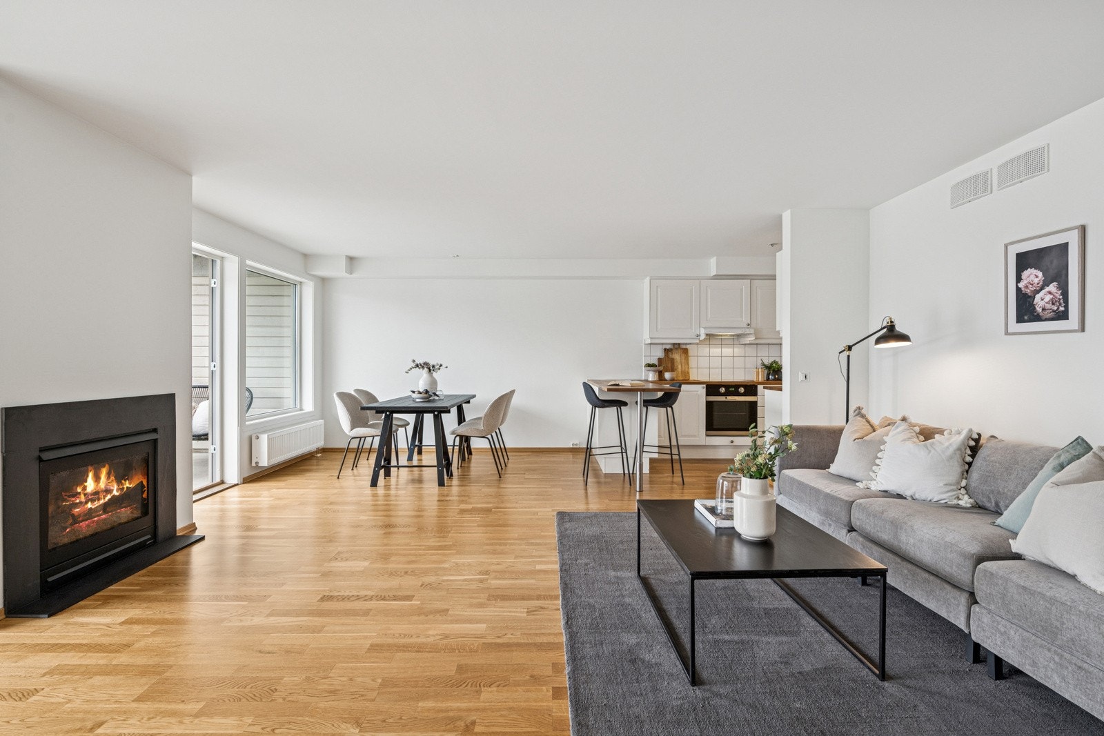 Leiligheten har en gjennomtenkt planløsning som sørger for naturlige soner. Galleribilde