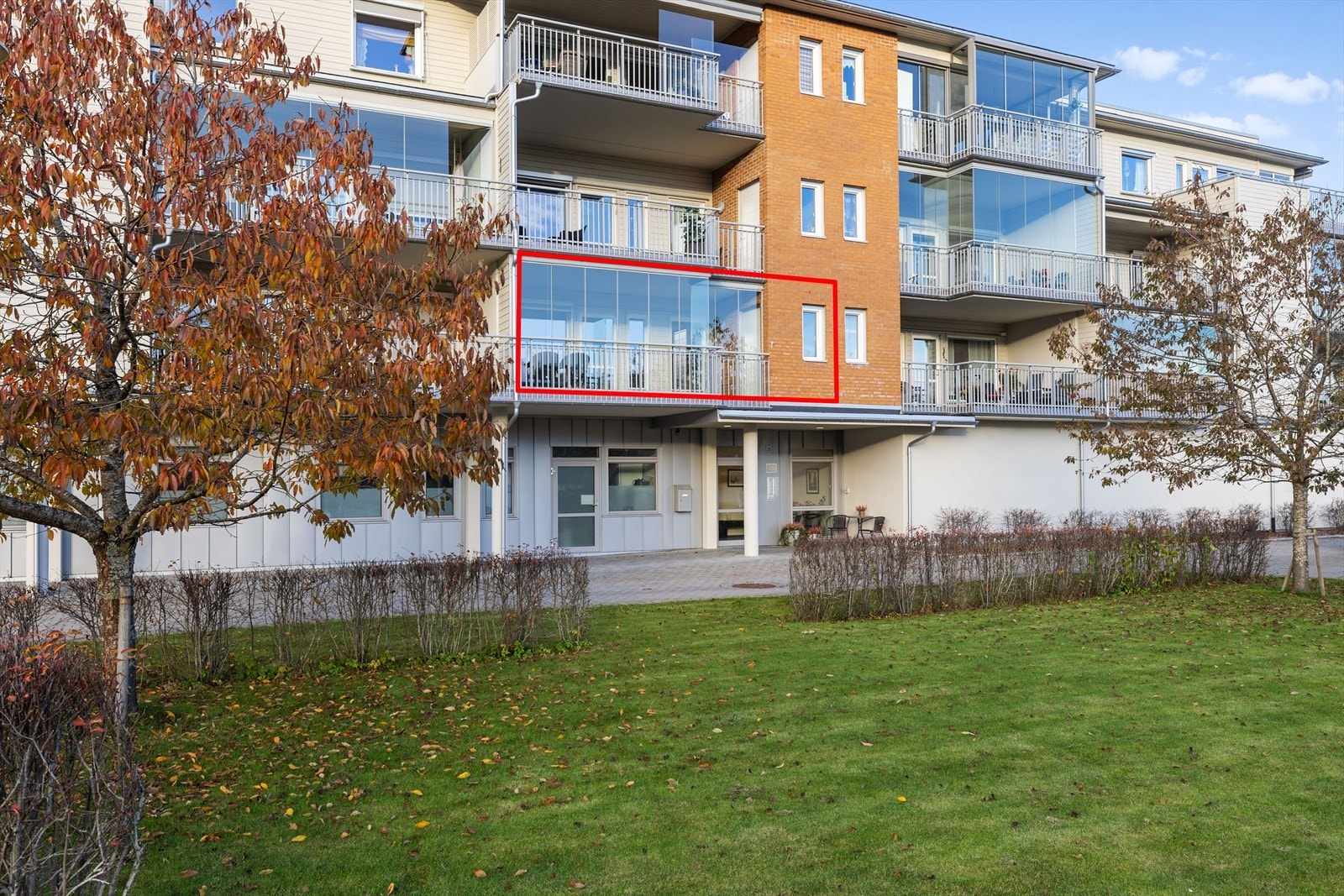 Her bor du med en attraktiv beliggenhet midt i hjertet av trivelige Andebu! Galleribilde