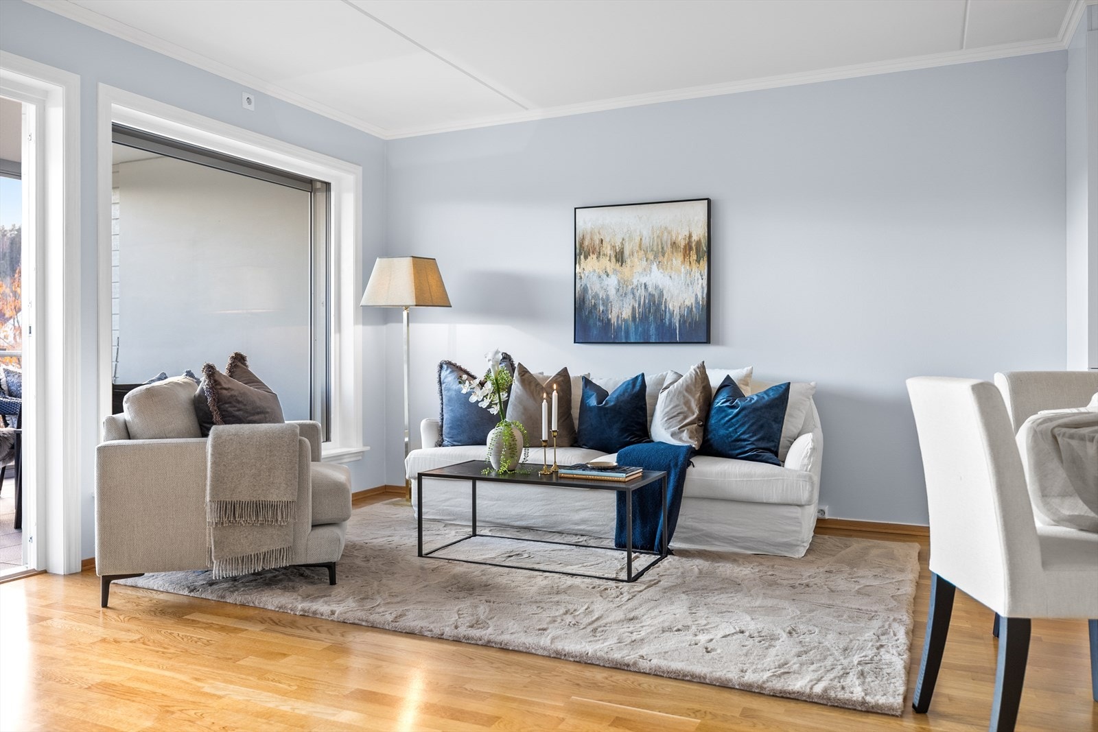 Her får du et hjem med lyse overflater, tidløse materialvalg og funksjonelle detaljer som gjør hverdagen både trygg og komfortabel. Galleribilde