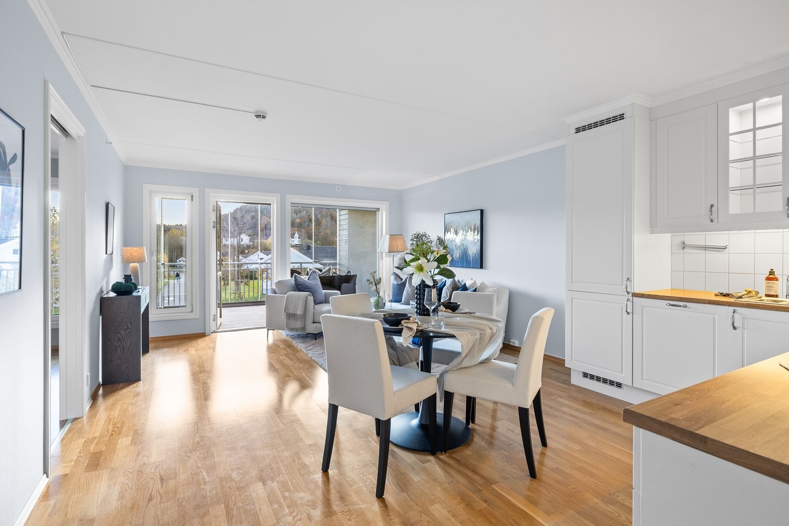 Innvendig er leiligheten preget av en lun og moderne stil. Gulvene har 3-stavs parkett. Galleribilde