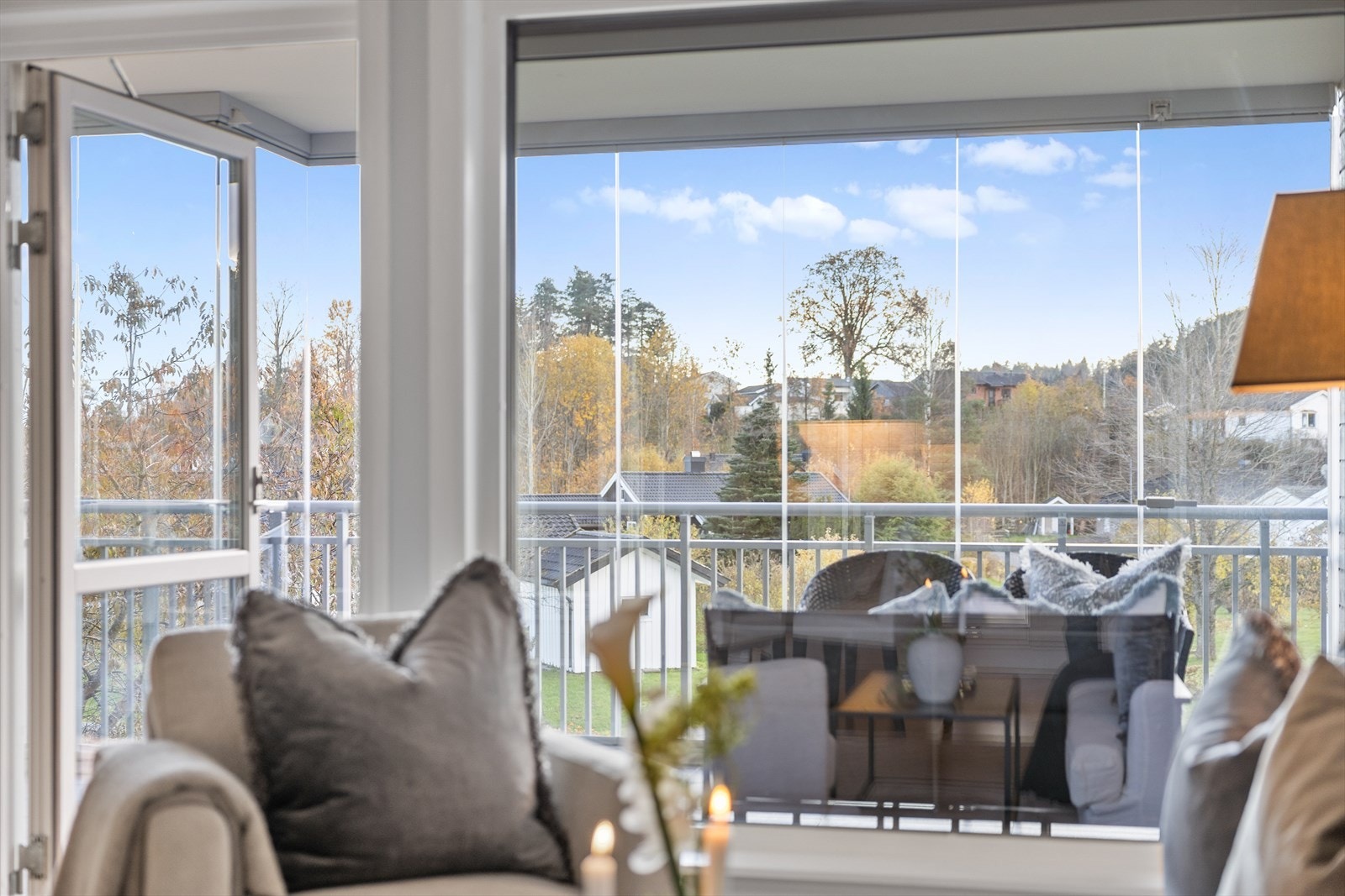 Leiligheten ligger i 2. etasje med innglasset balkong. Galleribilde