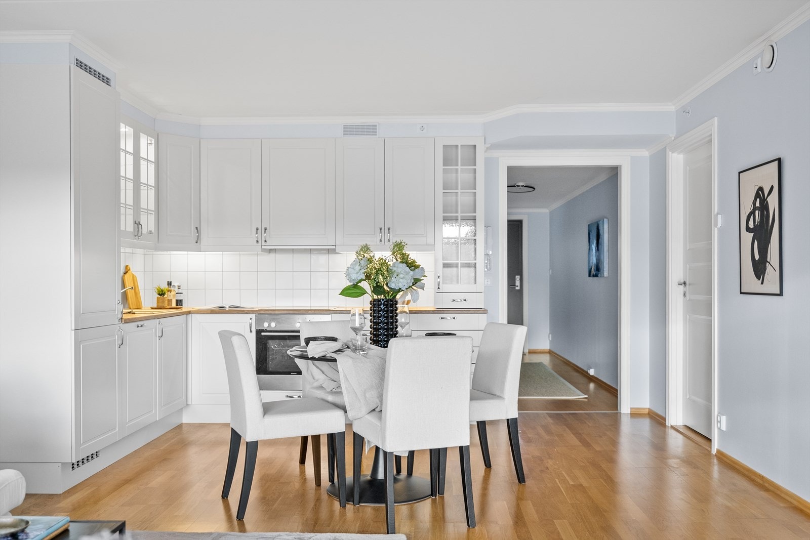 Mellom stue og kjøkken har man plass til spisebord, her kan man nyte en bedre middag med familie eller venner. Galleribilde