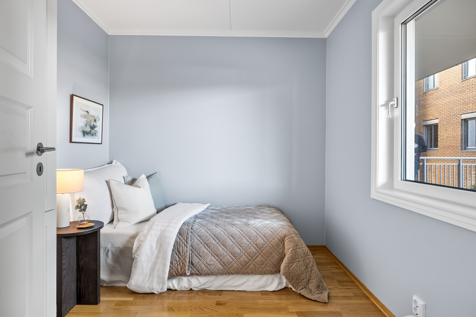 Soverom nr 2 har tilgang fra entreen. med plass til seng og oppbevaring. Galleribilde