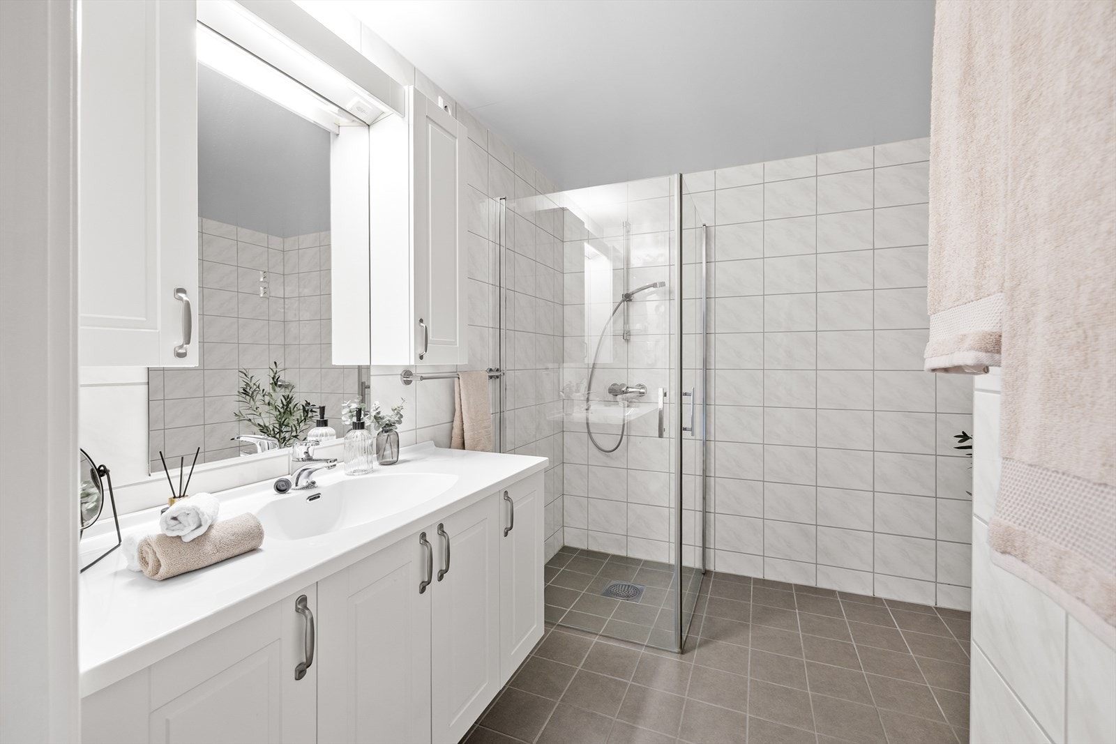 Badet er flislagt og har vannbåren gulvvarme fra byggeår. Galleribilde