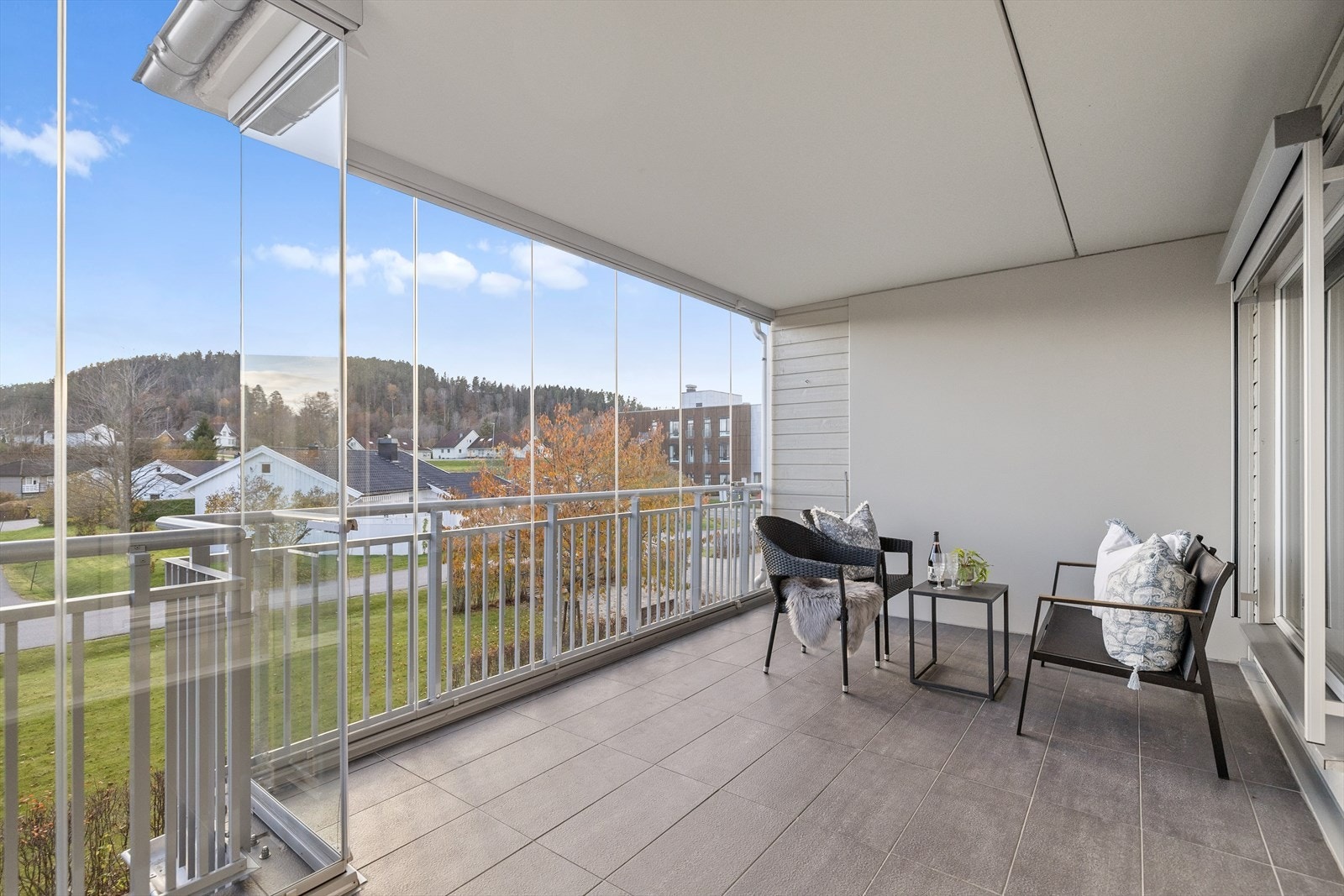 Balkongen er på ca. 16 kvm med fliser på gulvet. Galleribilde