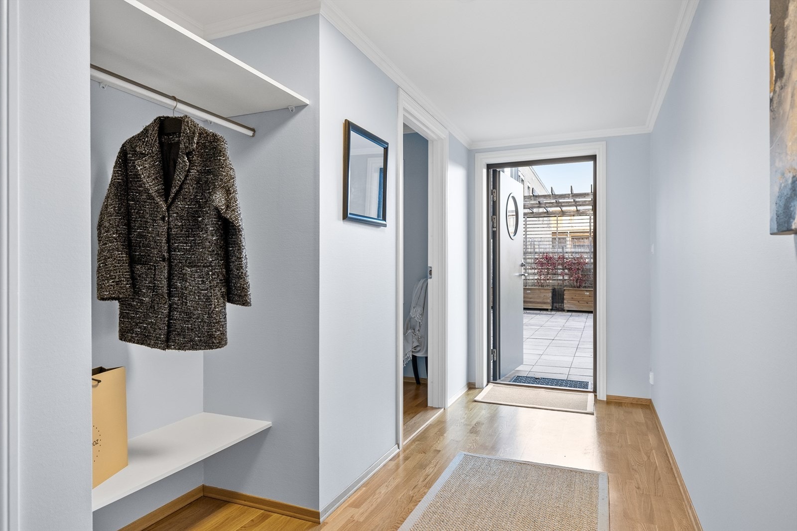 Entreen er romslig med plass til å henge fra seg yttertøyet. Galleribilde