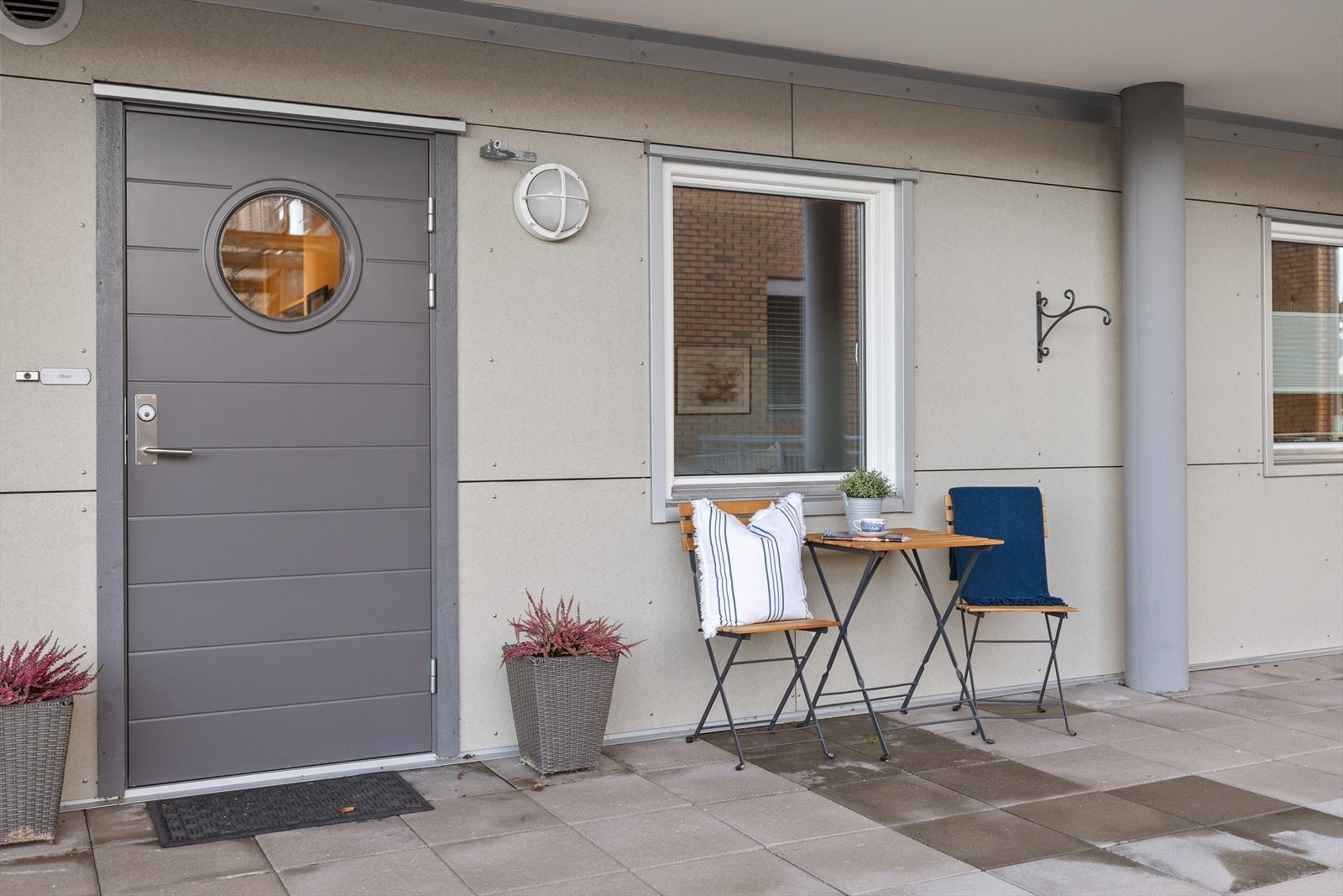 Flott inngangsparti hvor man har plass til mindre utemøbler ved siden av inngangen. Galleribilde