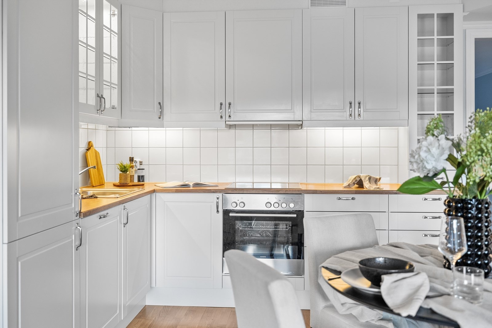 Kjøkkenet har profilerte fronter, benkeplate i høytrykkslaminat og nedfelt oppvaskkum i rustfritt stål. Galleribilde