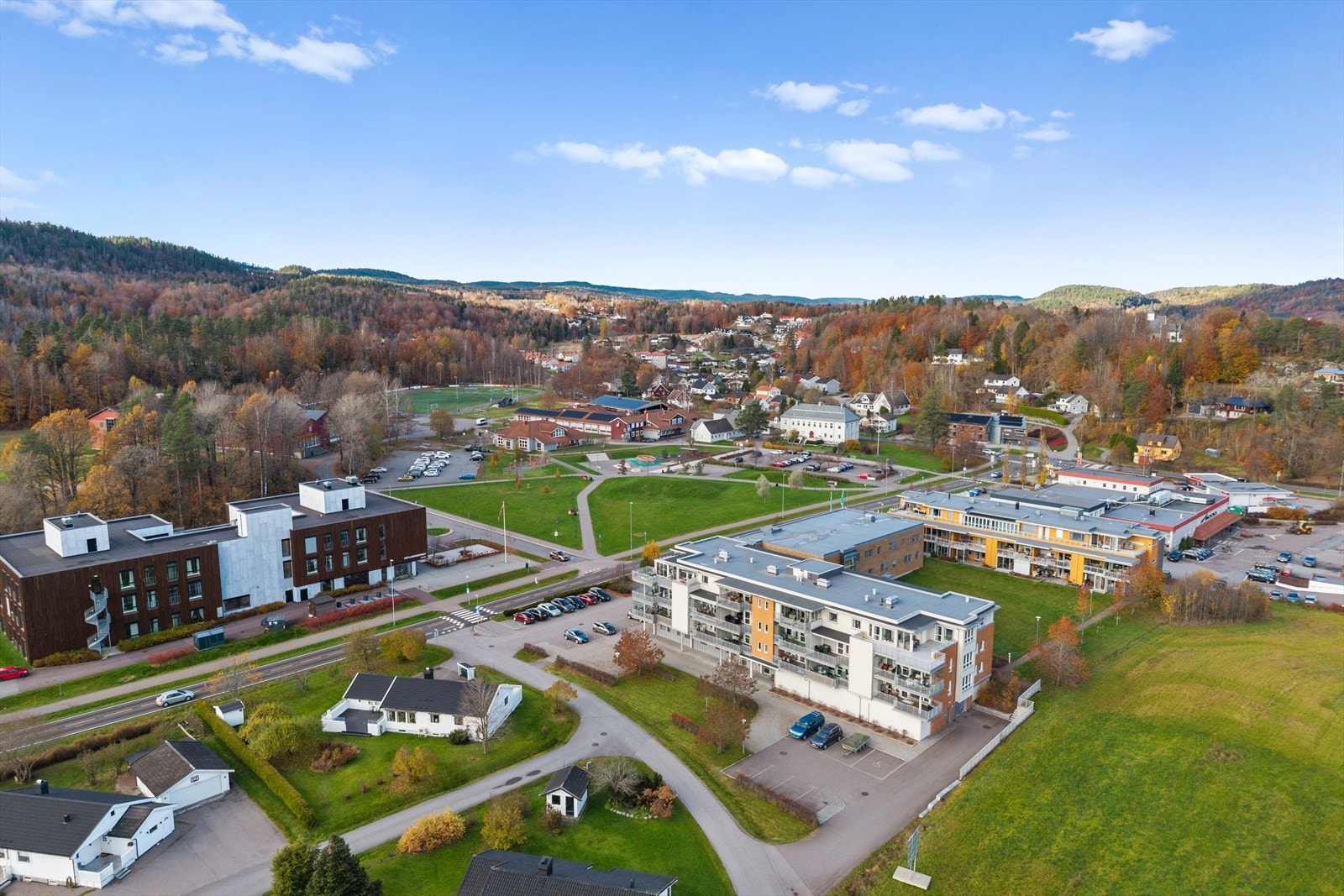 Andebu har bussforbindelser til Sandefjord og Tønsberg. Med bil når du Tønsberg og Sandefjord sentrum på ca. 20 minutter. Galleribilde