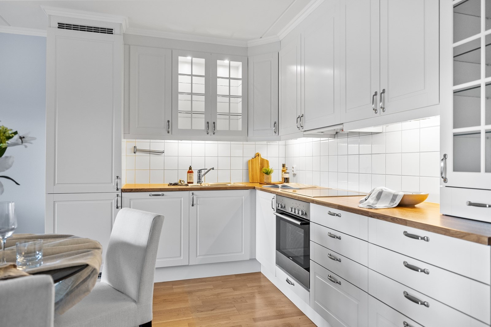 Her finner du integrerte hvitevarer som kjøl/fryseskap, oppvaskmaskin, komfyr og platetopp, samt ventilator med avtrekk ut. Galleribilde