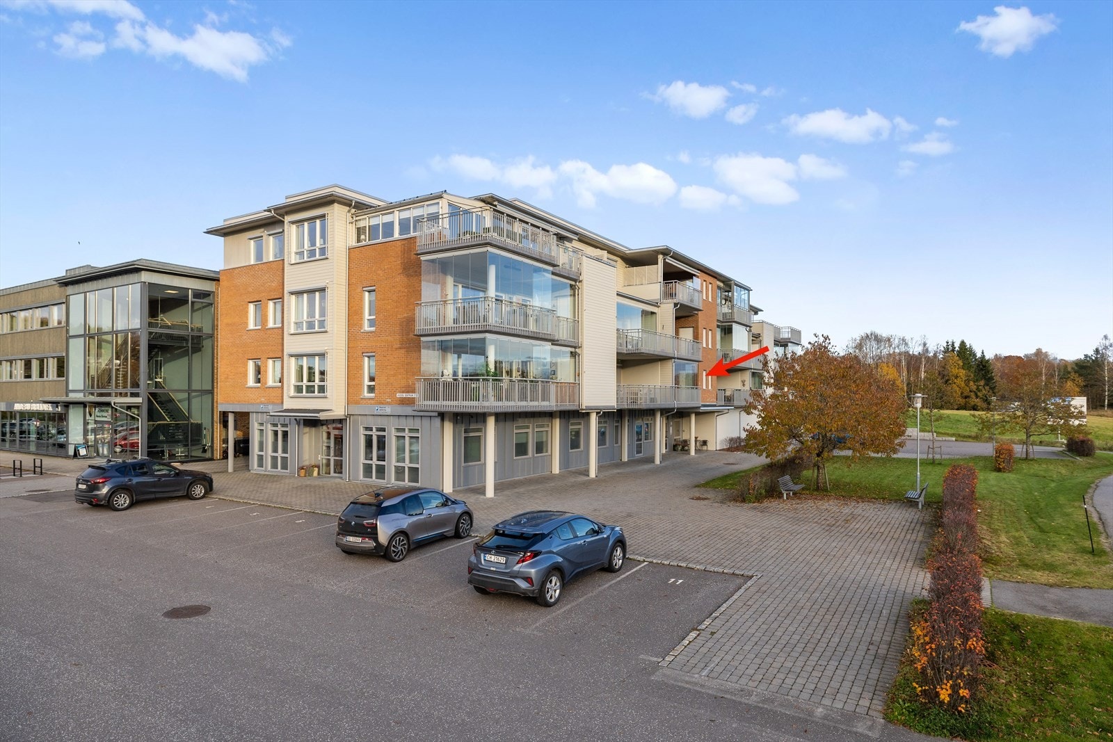 Fra eiendommen er det gangavstand til dagligvarebutikk, kafé, apotek, frisør, legekontor, vinmonopol, Møylandsenteret, bibliotek og treningssenter. Galleribilde