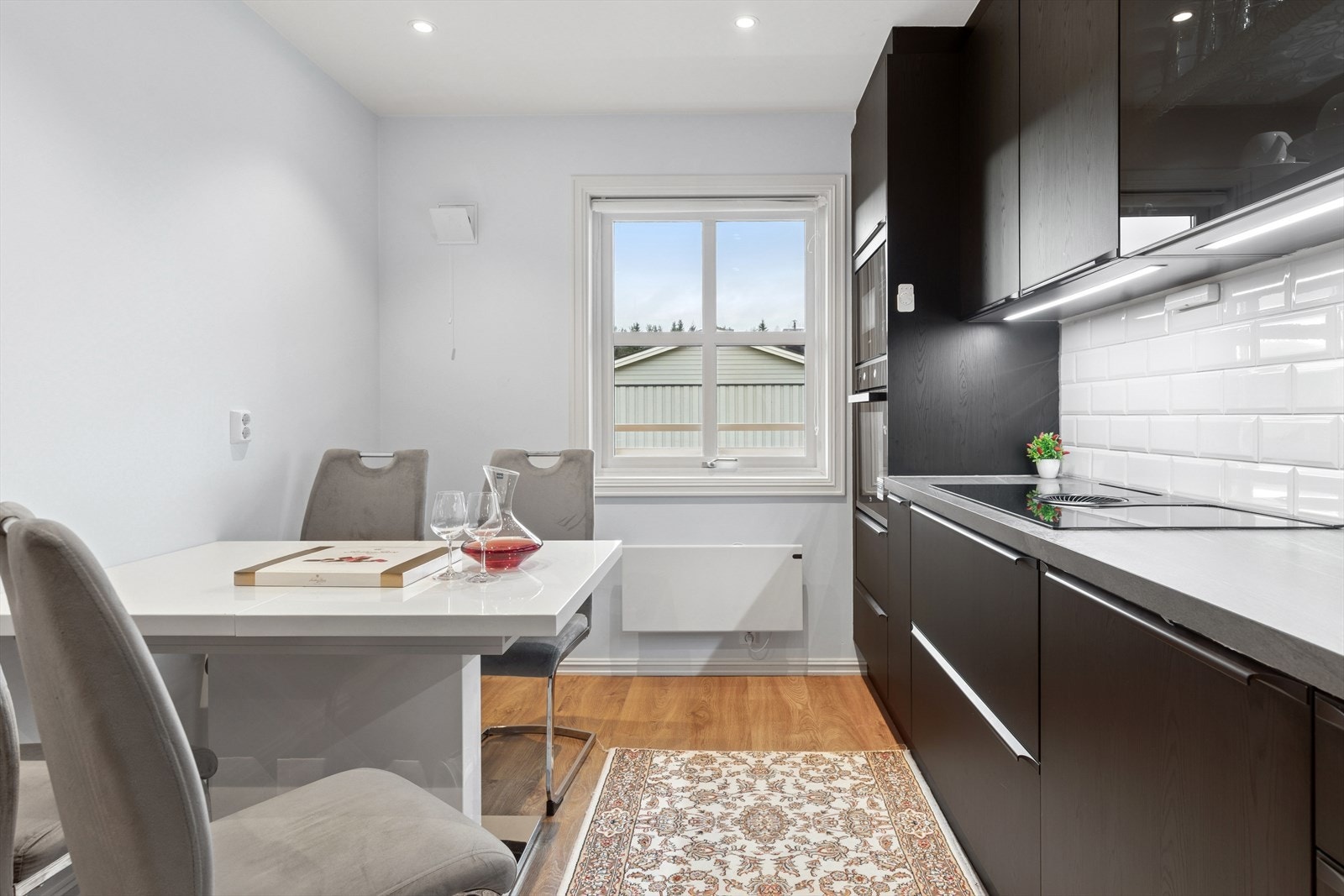 Det er god plass til spisebord på kjøkkenet. Galleribilde