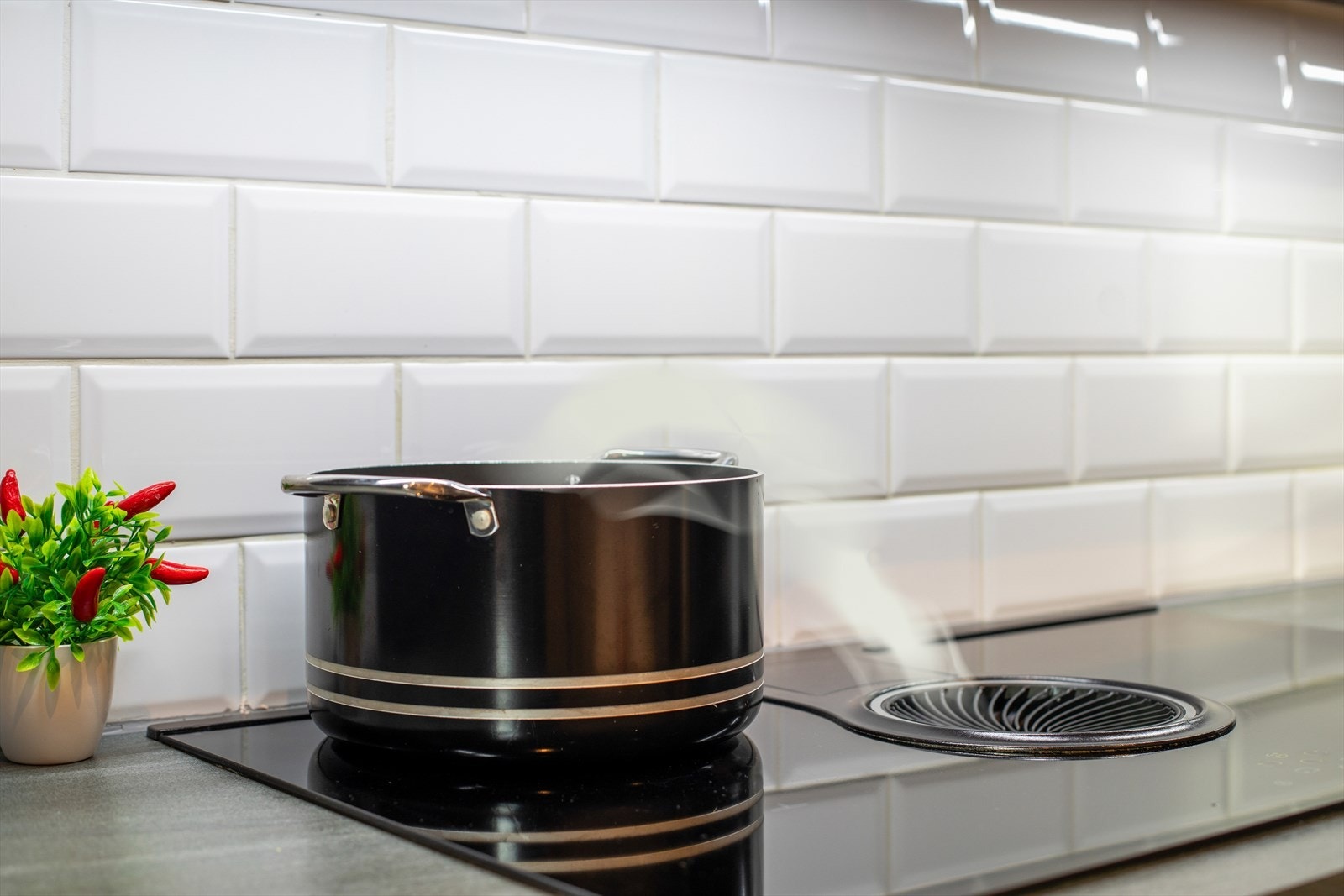 Moderne platetopp med integrert ventilator. Galleribilde