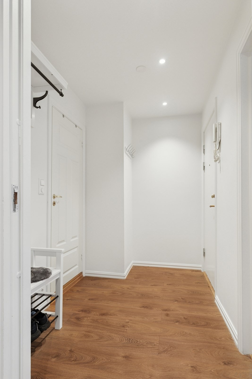 Lys og innbydende entré med plass til yttertøyet. Galleribilde