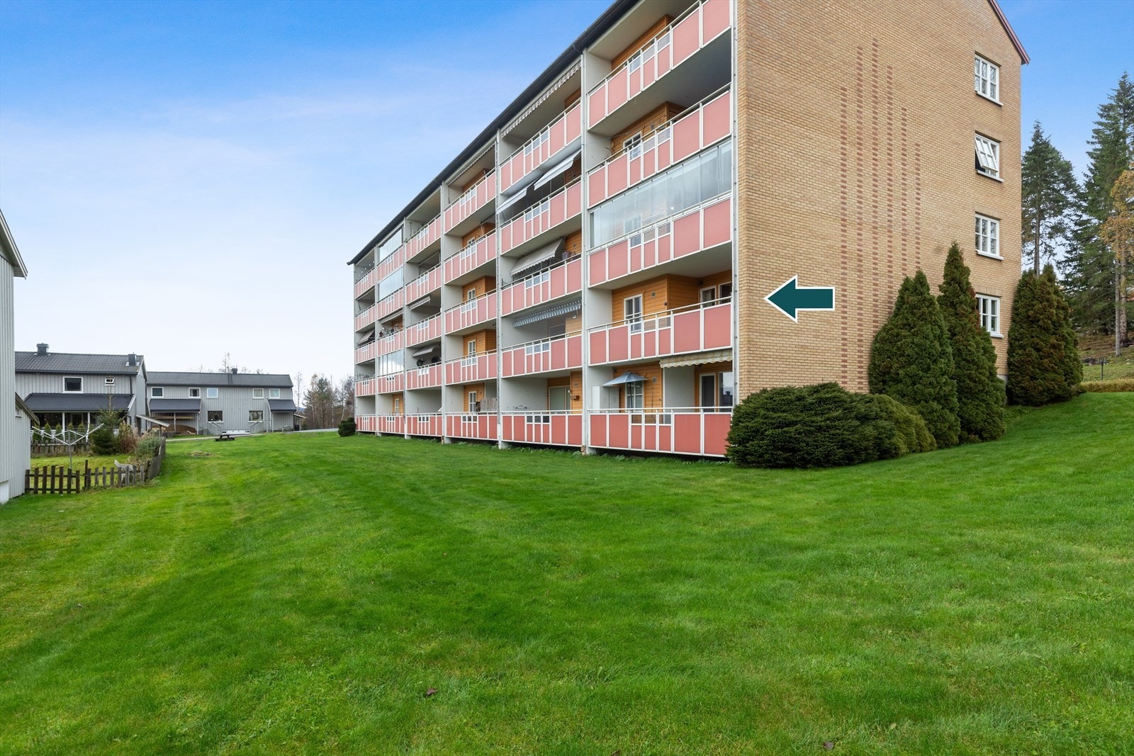 Leiligheten ligger en etasje opp fra bakkeplan, sett fra hagesiden. Galleribilde