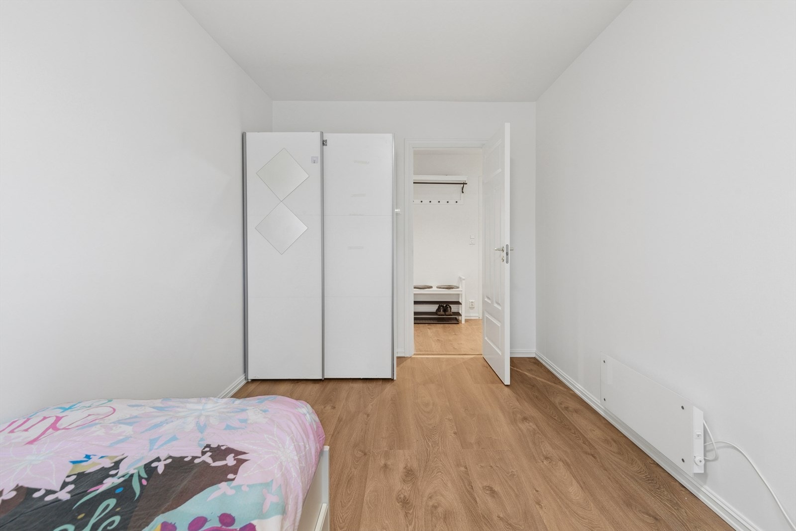 Skyvedørsgarderober på begge rom. Galleribilde