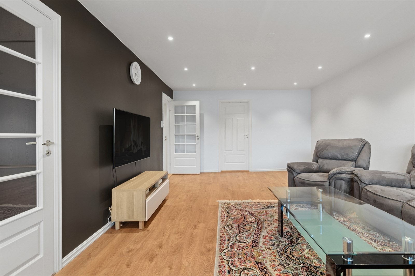 Det er god plass til spisegruppe i stuen. Stemningsfulle downlights i himlingen. Galleribilde