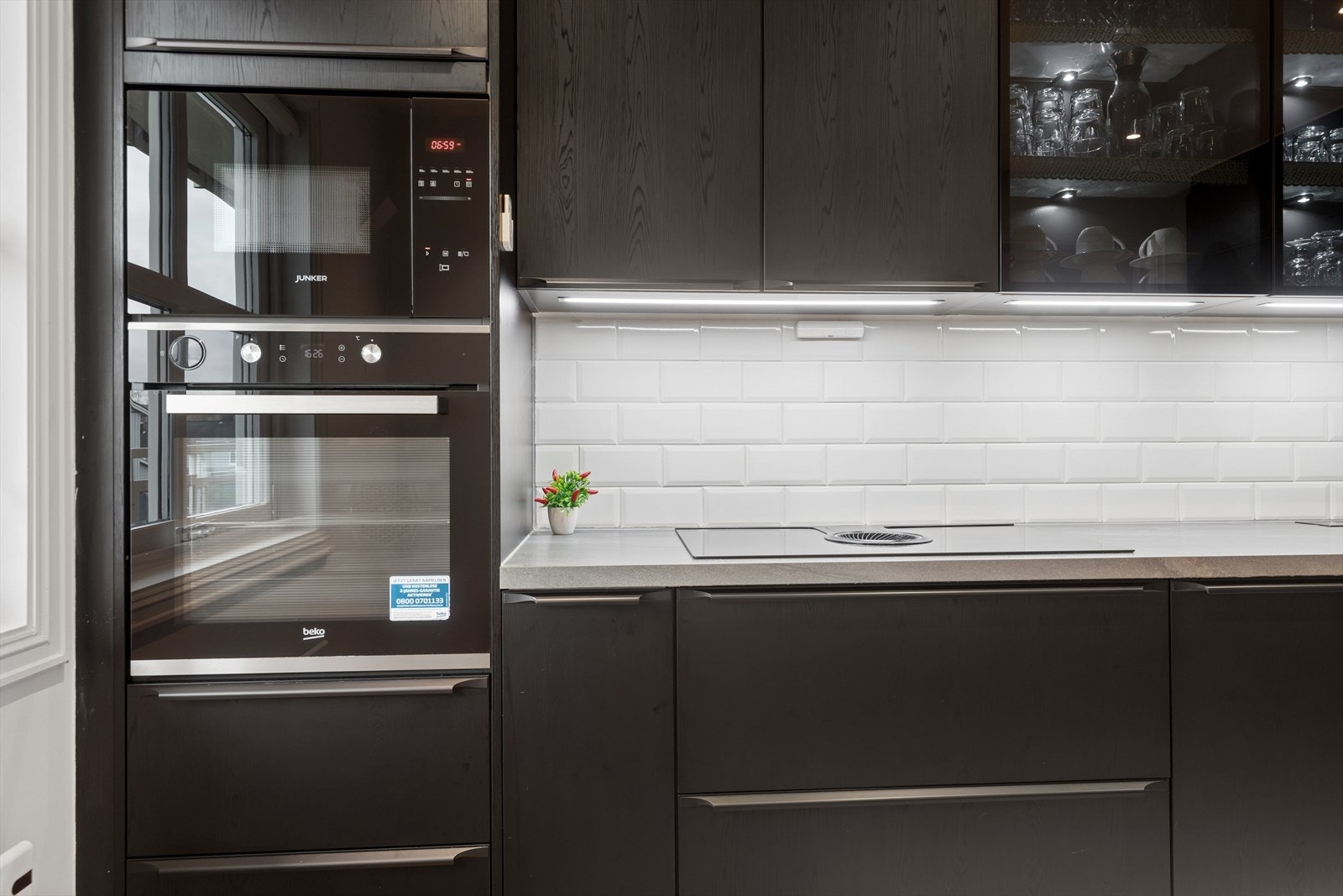 Høyskap med integrert stekeovn og mikrobølgeovn i ståhøyde. Galleribilde