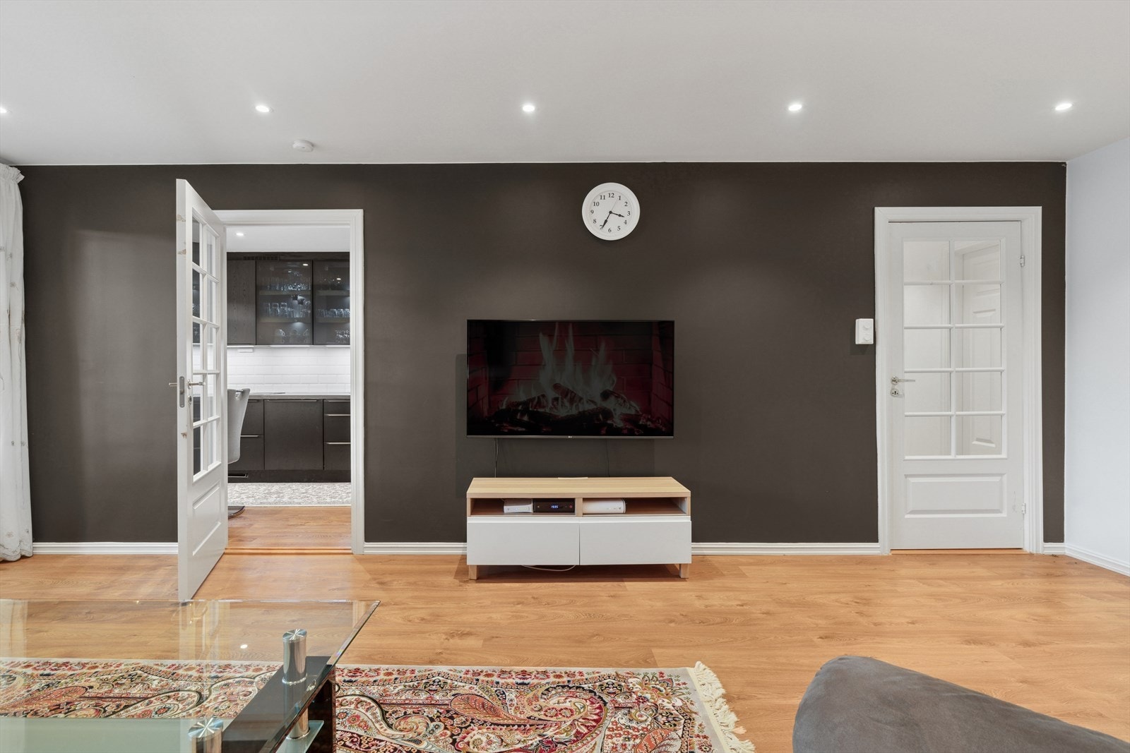 Dørene mellom stuen. kjøkkenet og gangen kan hengsles av ved ønske om åpen løsning. Galleribilde