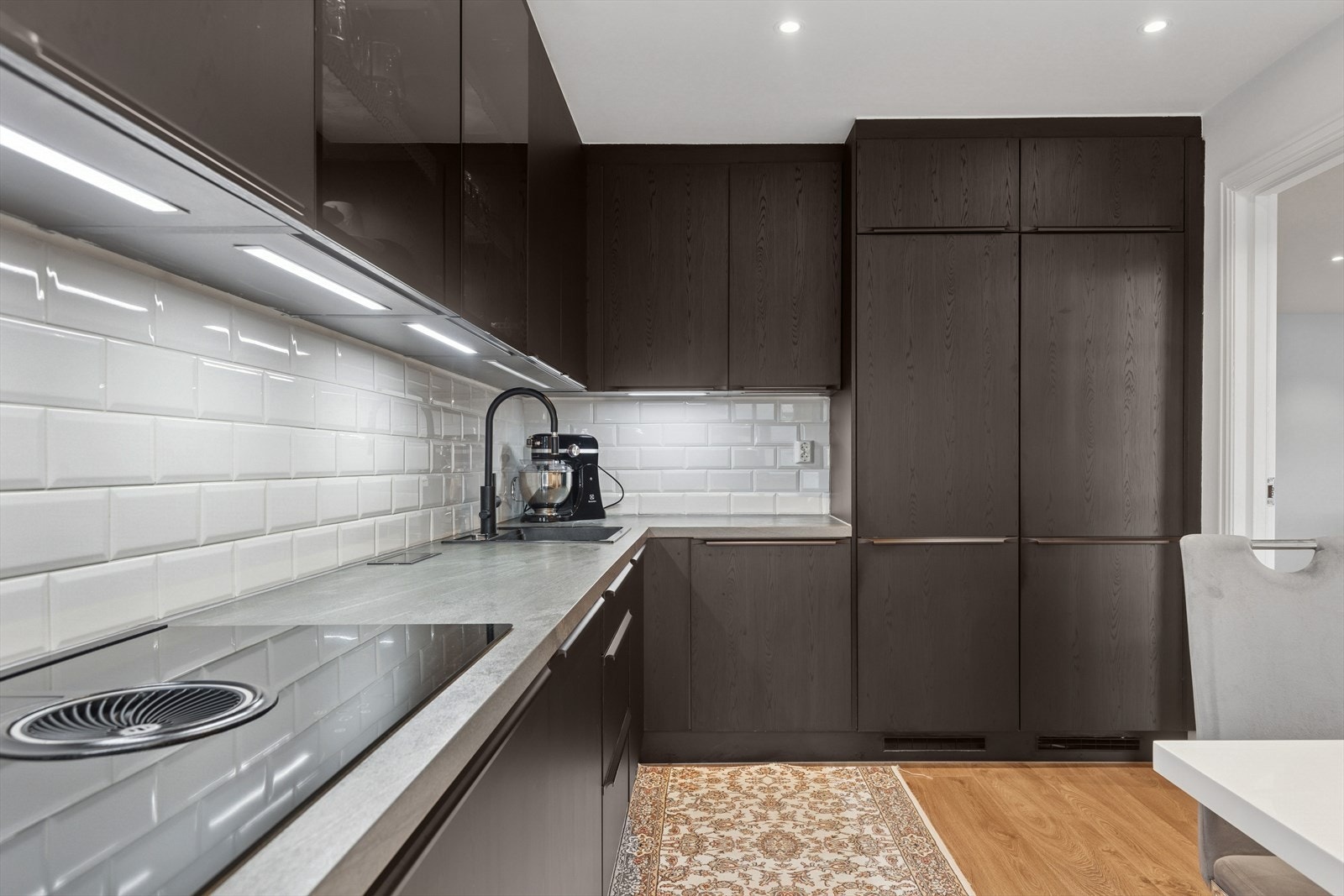 Høyskap med integrert fryseskap og kjøleskap hver for seg. Galleribilde