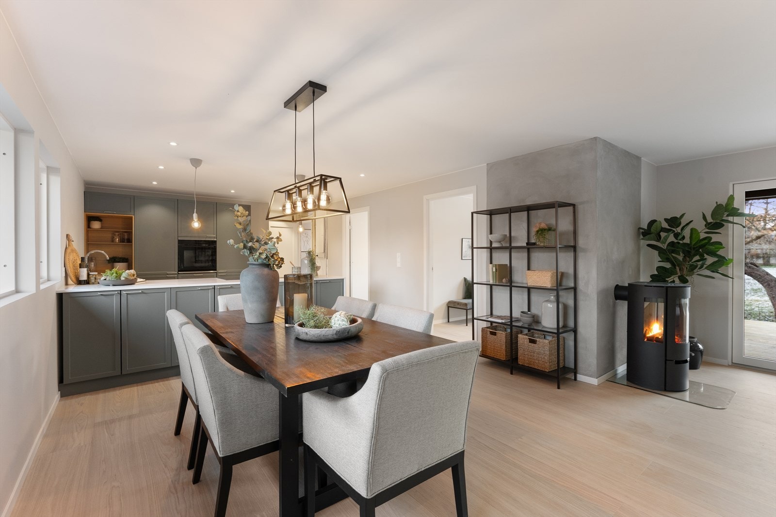 Lekker 1-stavs eikeparkett strekker seg gjennom boligen. Galleribilde