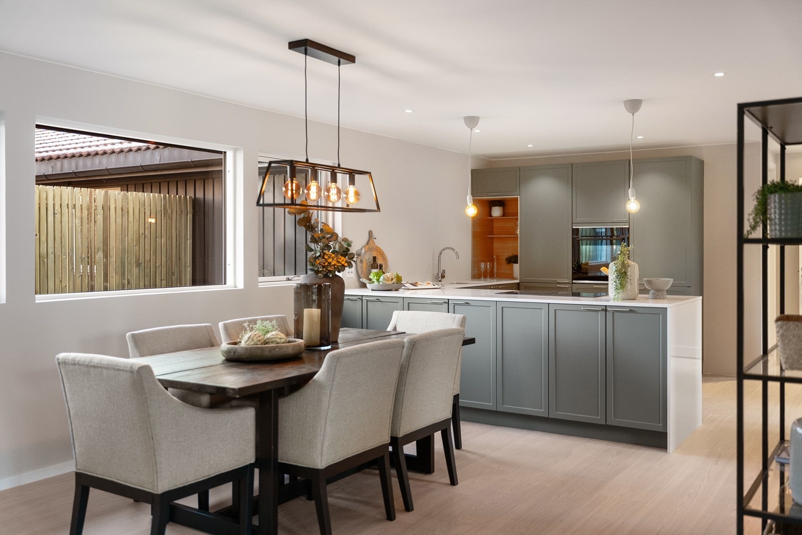 Den åpne stue-/kjøkkenløsningen fremstår svært innbydende - perfekt for hyggelige kvelder med familie og venner. Galleribilde