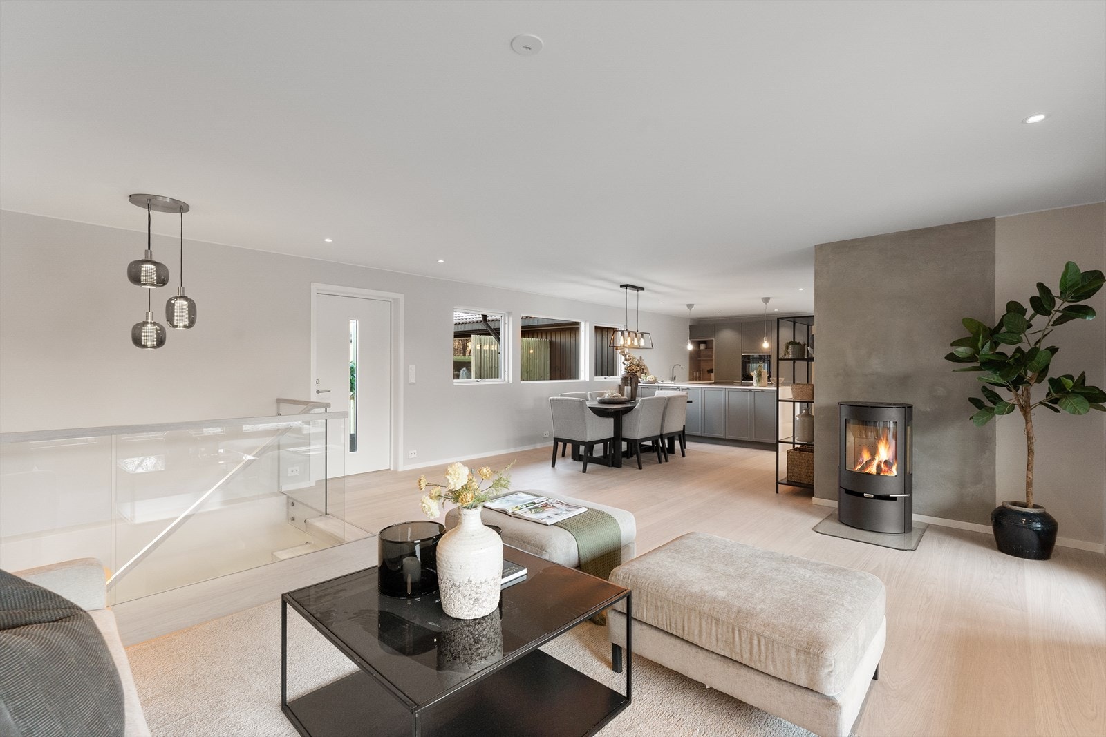 Åpen stue og kjøkkenløsning gir en romslig og sosial følelse. Galleribilde