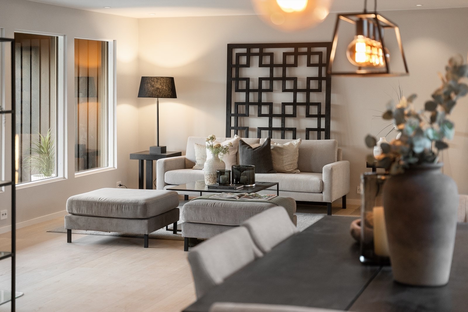 Boligen er omfattende pusset opp i 2025 med tre nye bad, nytt vaskerom, nytt kjøkken, nytt elanlegg inkl. nytt strøminntak (lagt i bakken), nye rør, nye vinduer, ny drenering og nye overflater Galleribilde