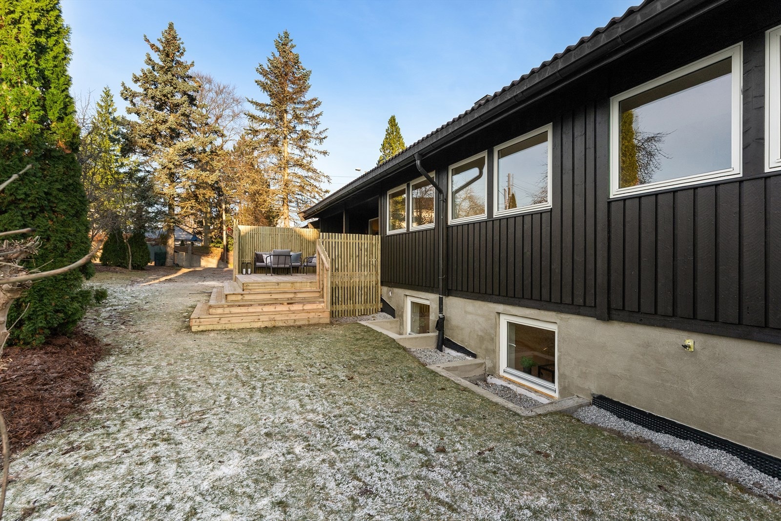 Uteområdet ideelt for både lek og avslapning. Galleribilde