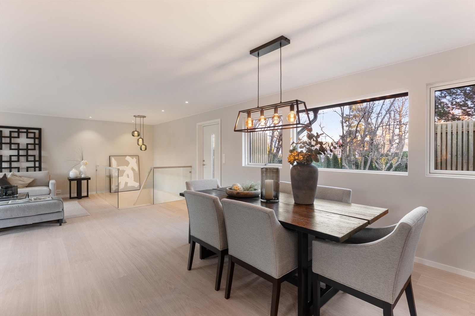 Stuen er romslig med god plass til både sofagruppe og spisebord. Galleribilde