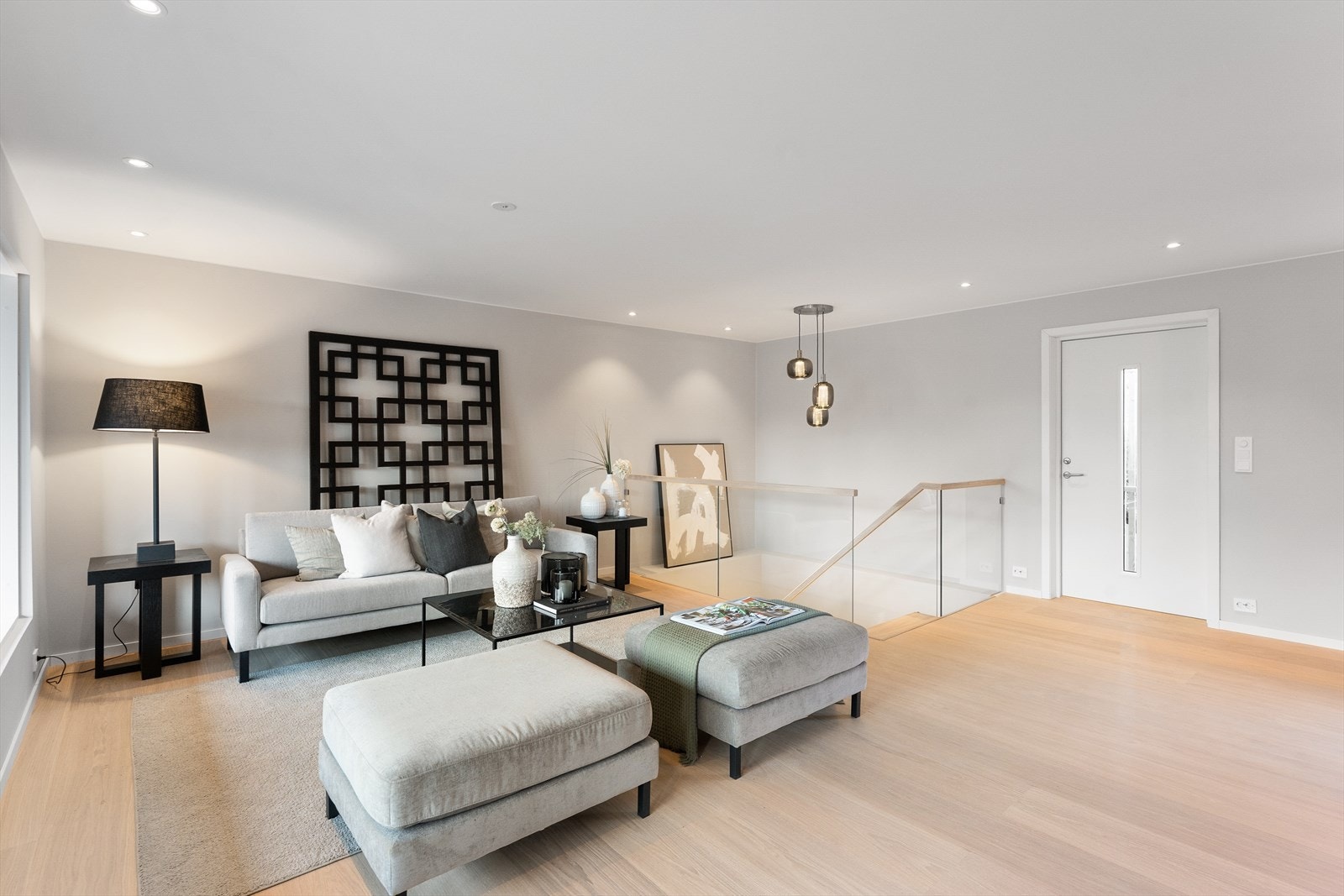 Fra hovedstuen er det trapp ned til kjellerstue. Galleribilde