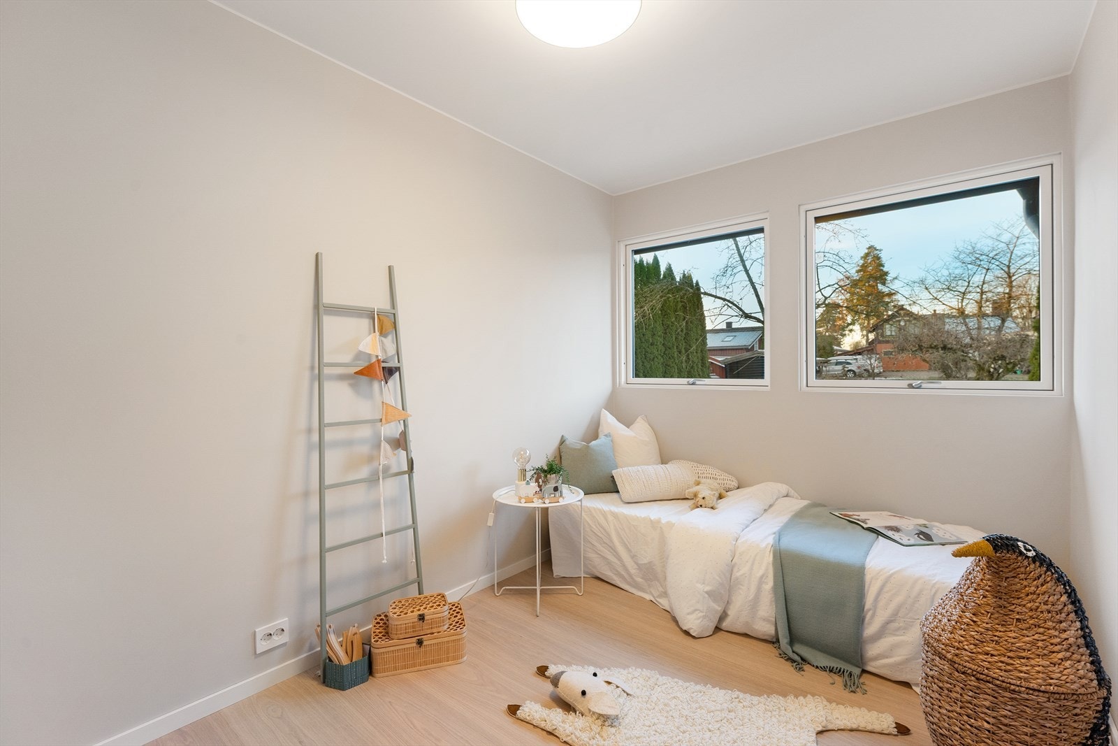 Soverom 2 fremstår romslig med lyse fronter og rikelig med naturlig lys. Galleribilde