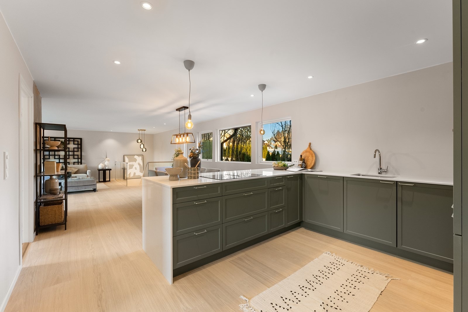 Velutstyrt Kvik kjøkken med matte glatte fronter. Kompositt benkeplate med underlimt vaskekum og nedfelt induksjon platetopp. Galleribilde