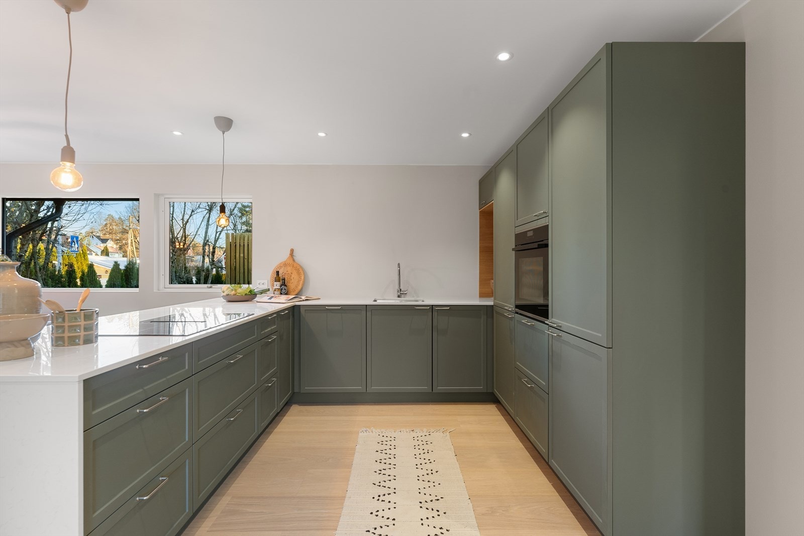 Integrert i kjøkkeninnredningen er stekeovn, platetopp, oppvaskmaskin og kjøl/frys. Galleribilde