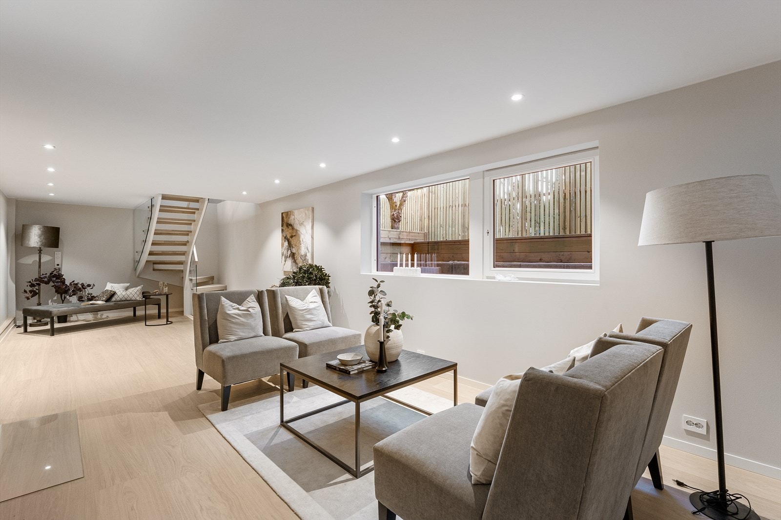 Kjellerstuen er romslig med god plass til stor sofagruppe. Galleribilde