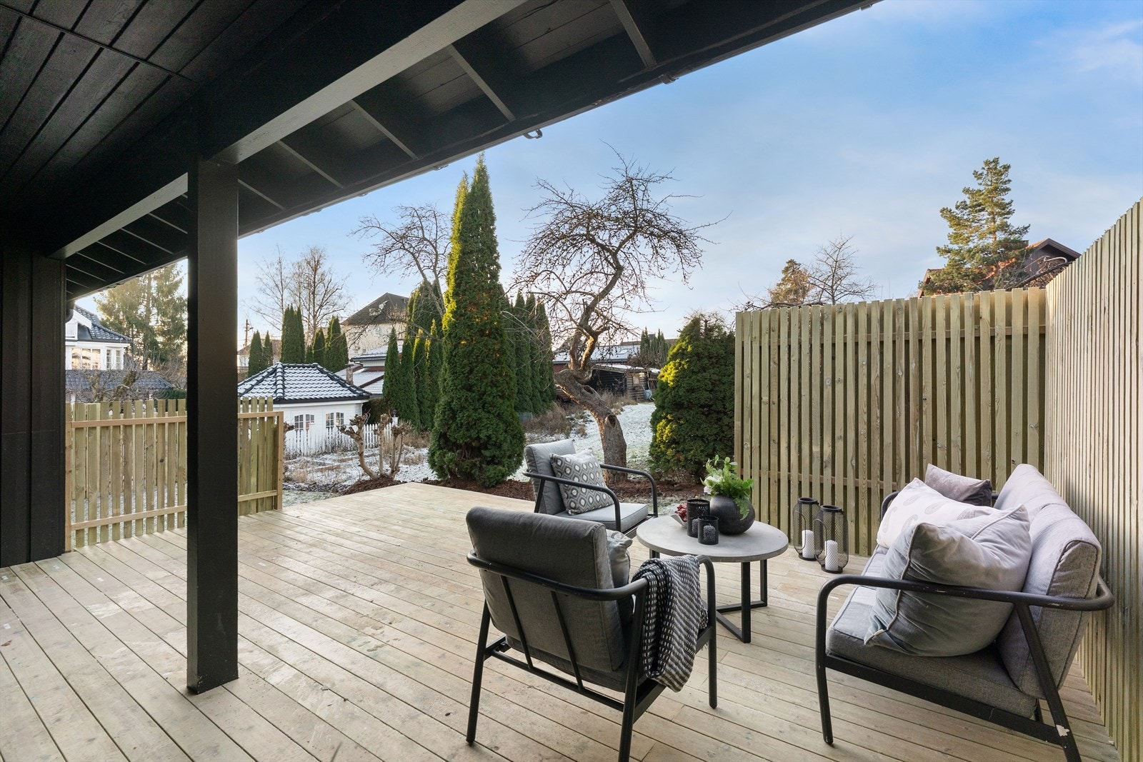 Fra stue er det utgang til solrik terrasse med trapp ned til hage. Galleribilde