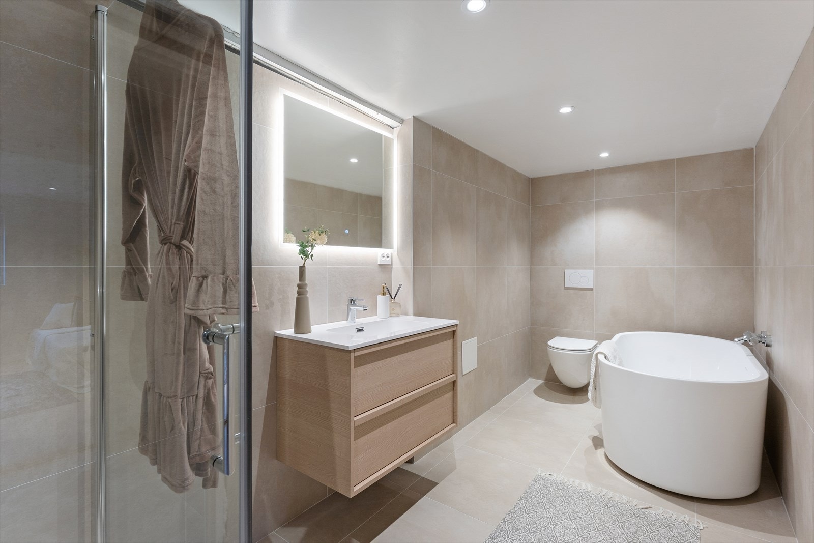 Bad 3 fra 2025 med frittstående badekar og dusjhjørne med dører i herdet glass. Galleribilde