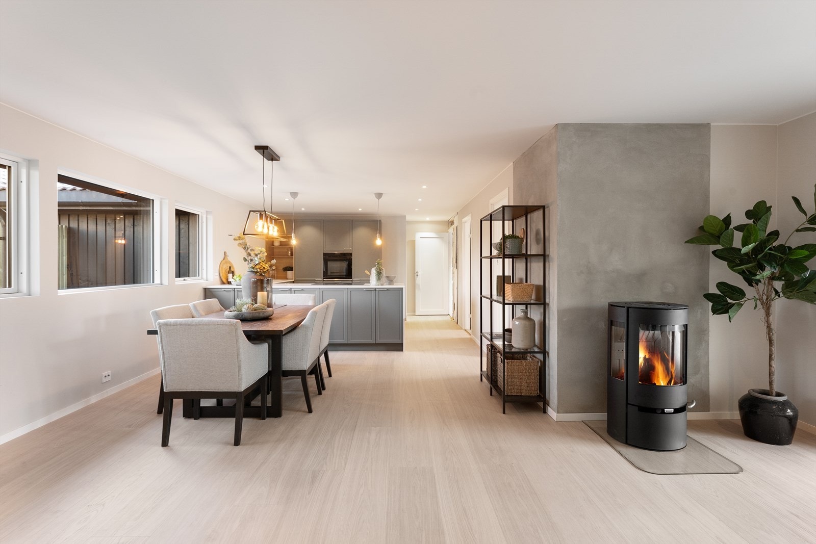 Peis som et midtpunkt gir en varm og innbydende atmosfære. Galleribilde