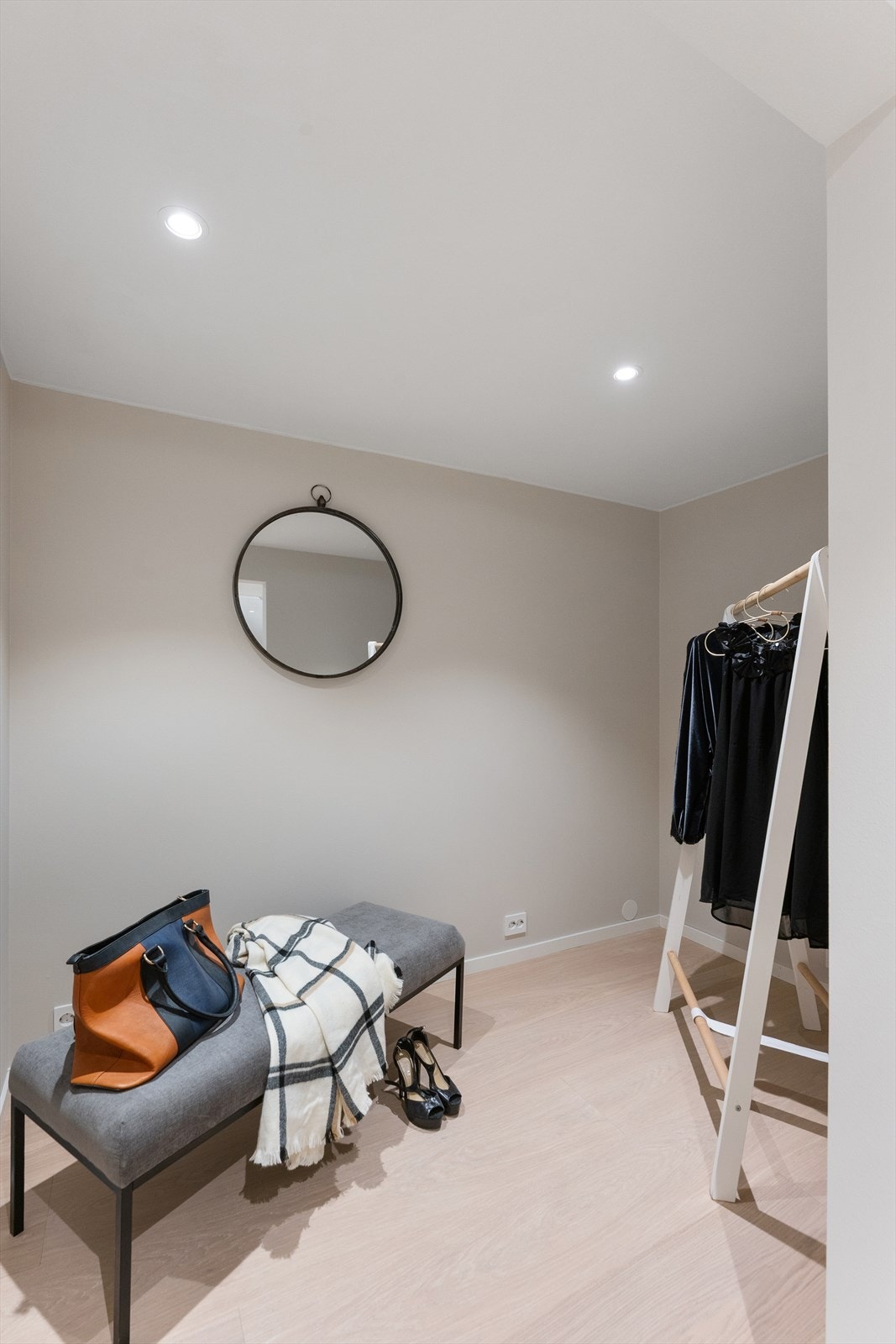 Romslig og praktisk garderobe. Galleribilde