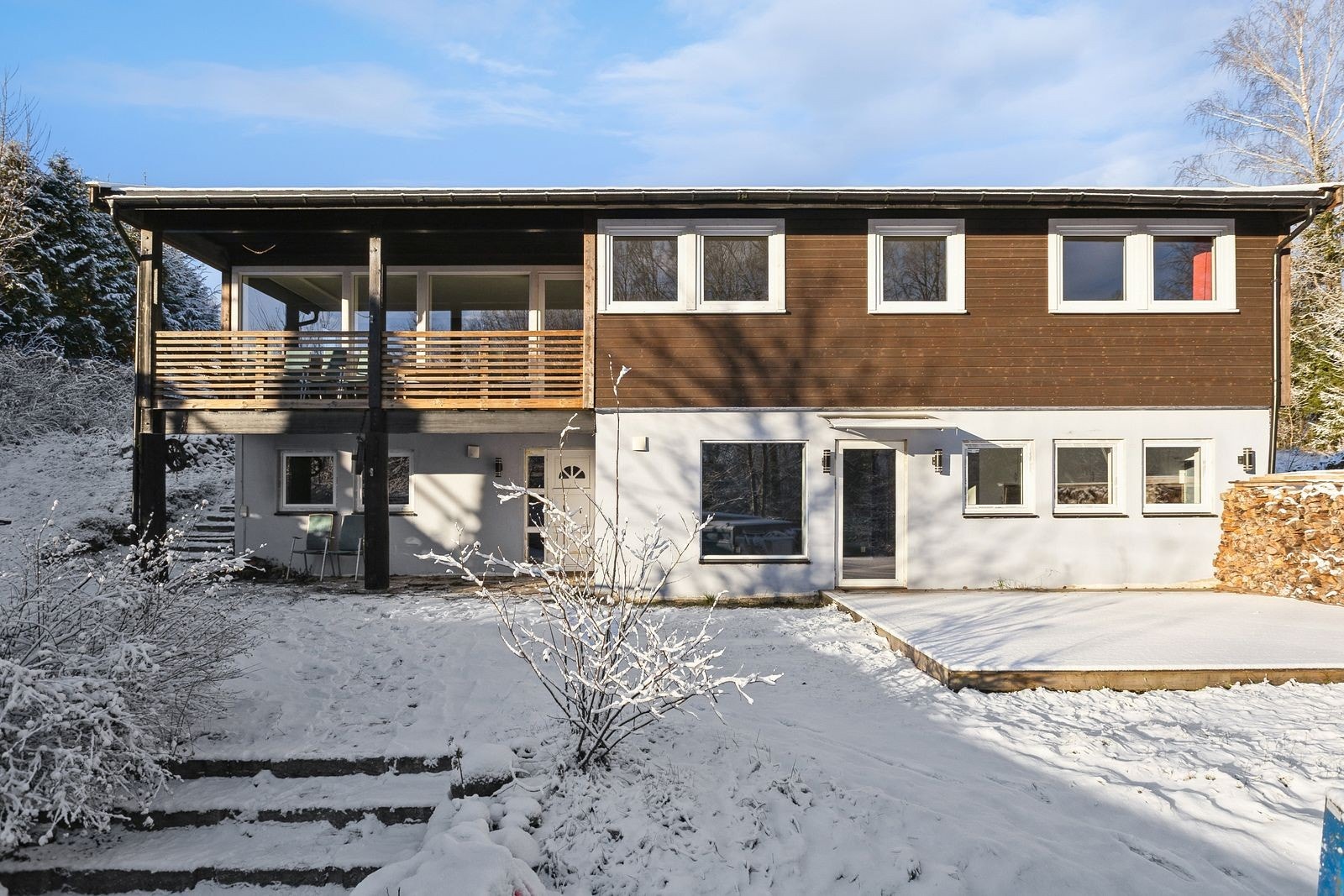 Velkommen til Lille Østli 5! Boligen ligger på høyre side og har egen uteplass under balkongen Galleribilde