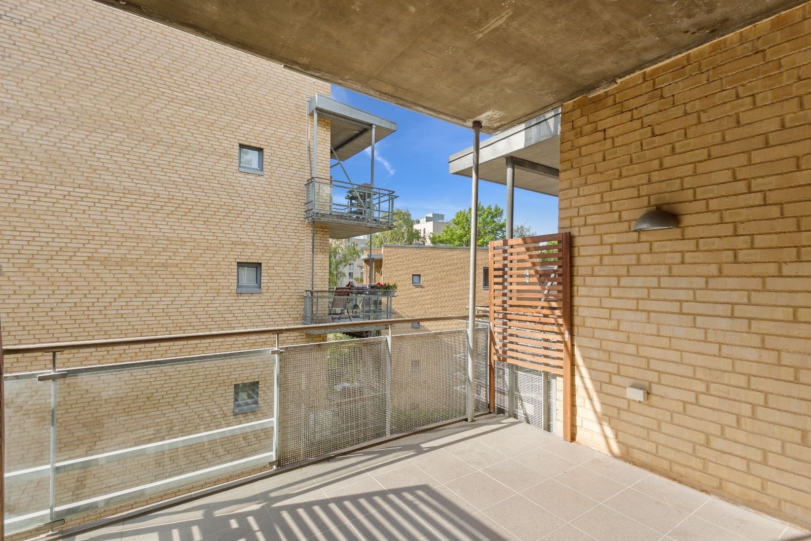 stor balkong, hvor det er perfekt å nyte varme sommerdager Galleribilde