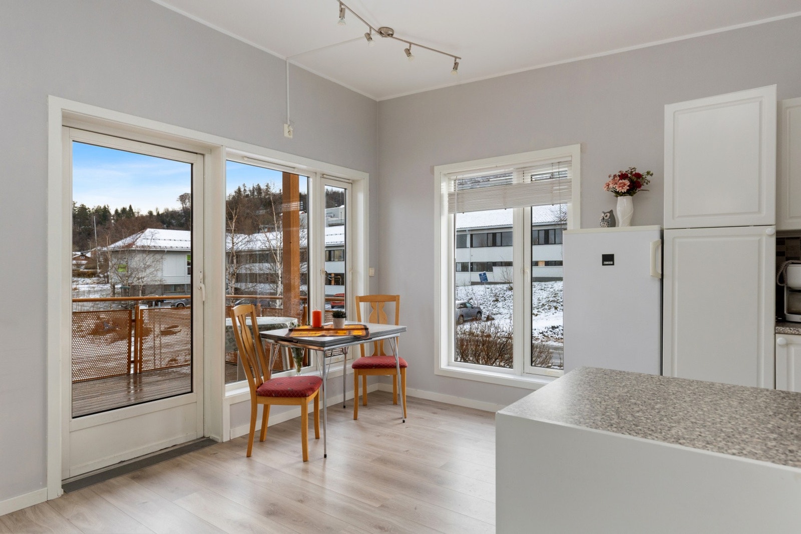 Praktisk planløsning med åpen kjøkkenløsning. Galleribilde