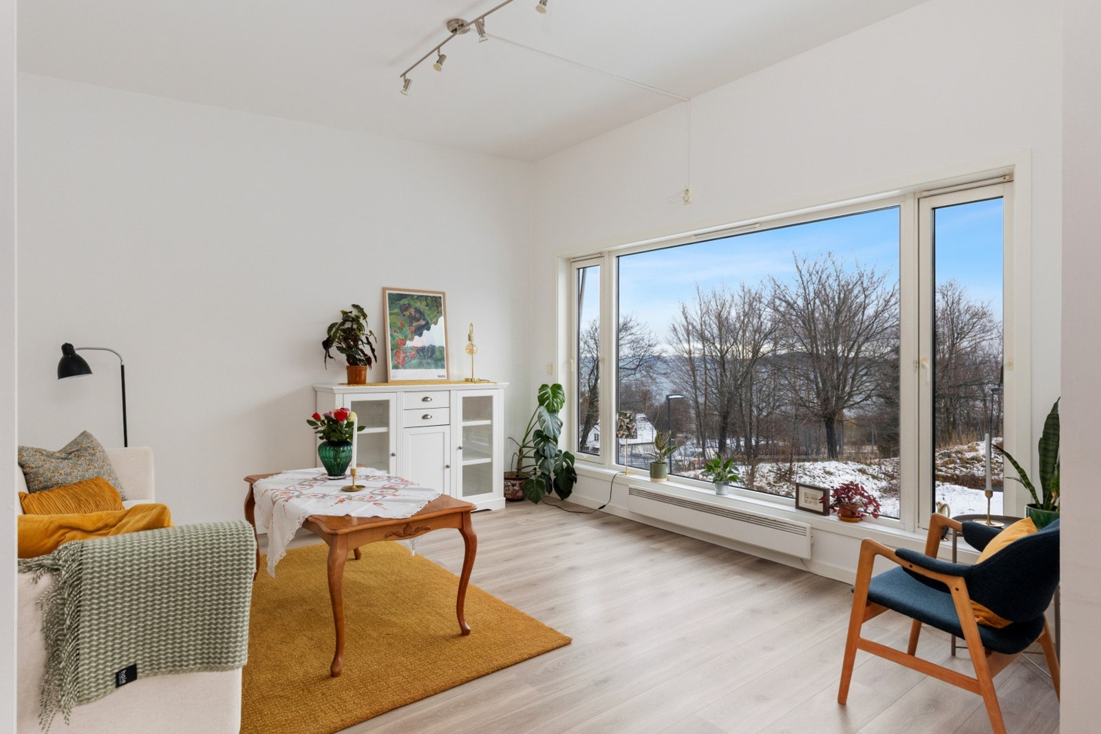 Leiligheten ligger i et meget populært, sentralt og rolig området i Vikhovlia. Galleribilde