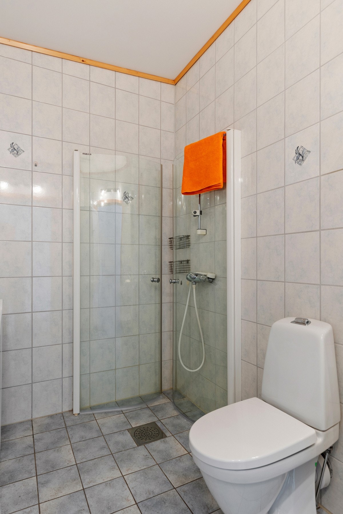 Utstyrt med innfellbare dusjdører, mekanisk avtrekk, opplegg for vaskemaskin, servant, servantskap og wc. Galleribilde