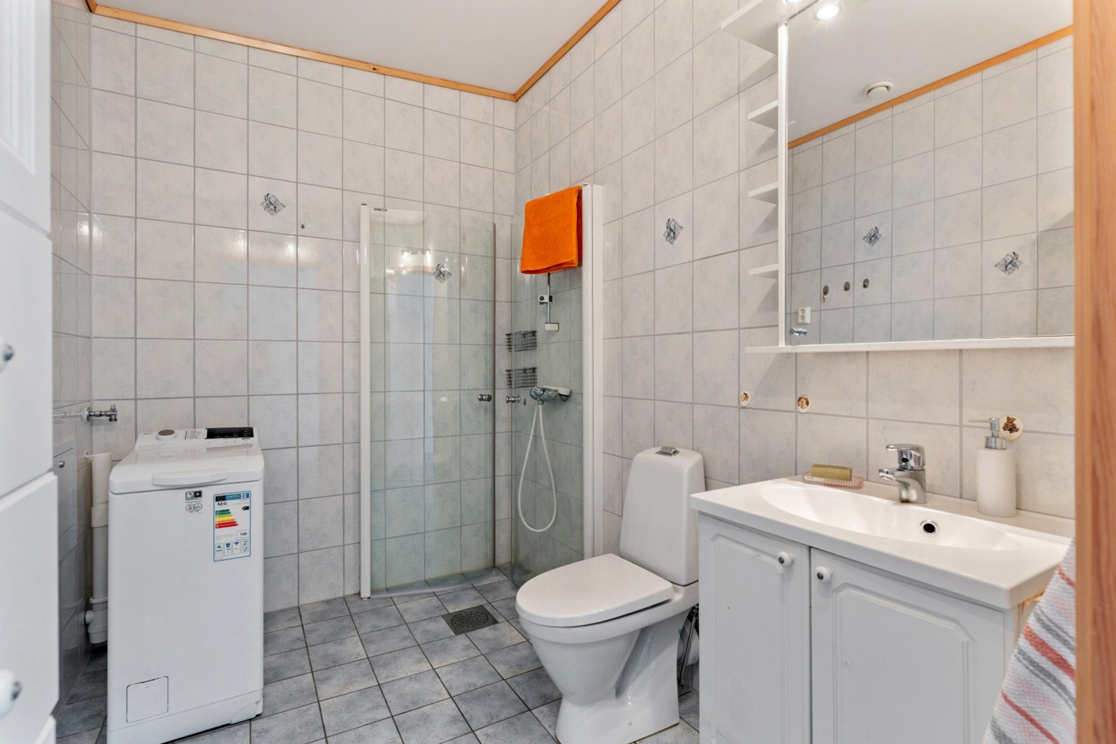 Helfliset bad på 5 kvm med gulvvarme. Galleribilde