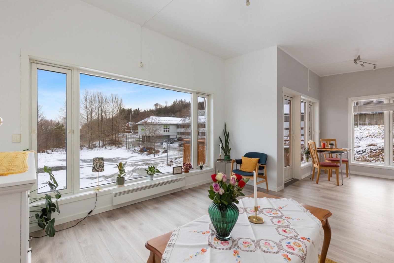 Store vindusoverflater som gir rikelig med naturlig lysinnslipp. Galleribilde