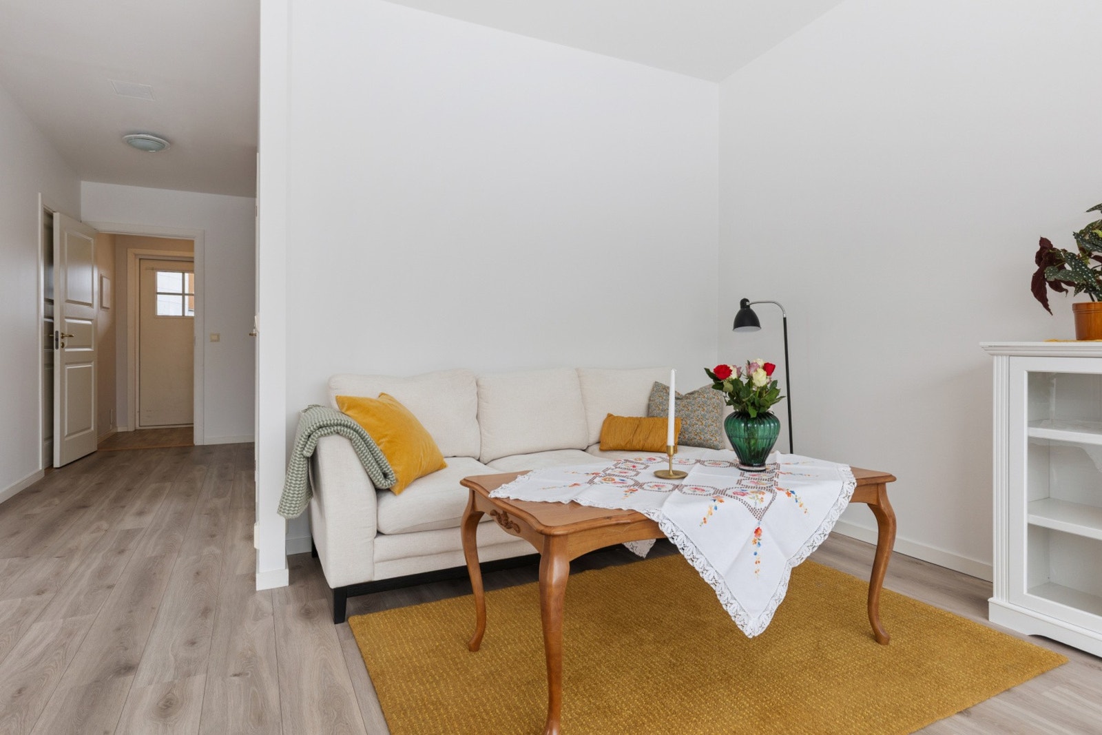 Lys stue seksjon på 16,2 kvm. Galleribilde