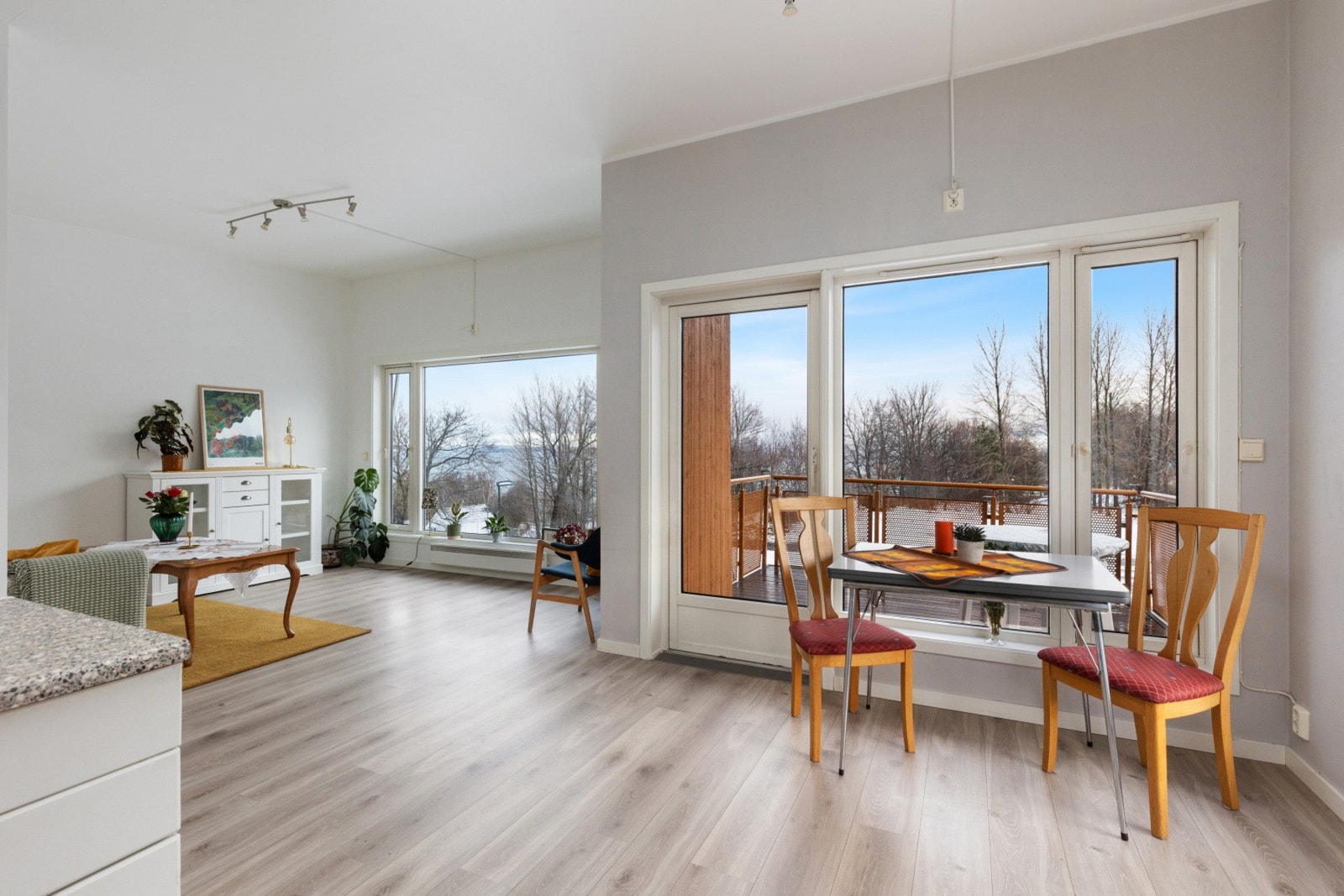 Mellom stue og kjøkken har du gode muligheter for å innrede med spisestue møblement. Galleribilde